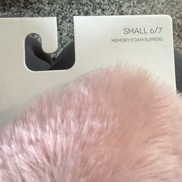 🌸Furry Pink Size 6/7 Slippers - Picture 3 of 7